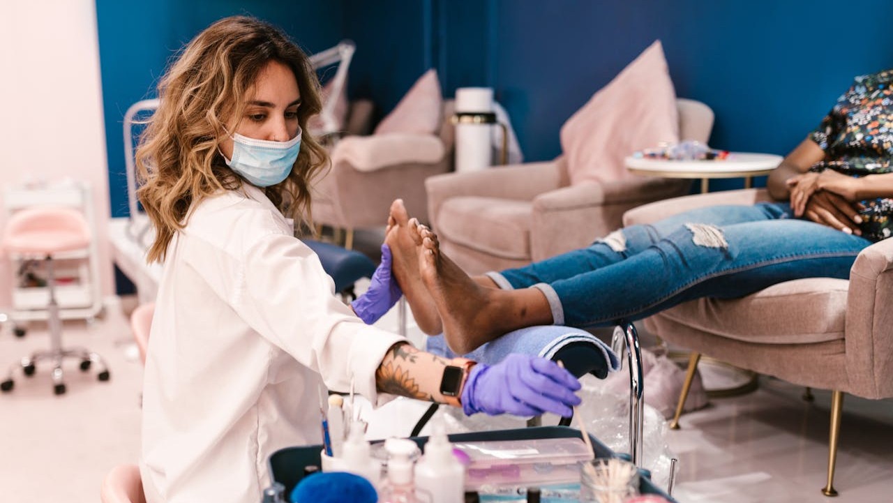 Even langs de pedicure of het toch zelf doen