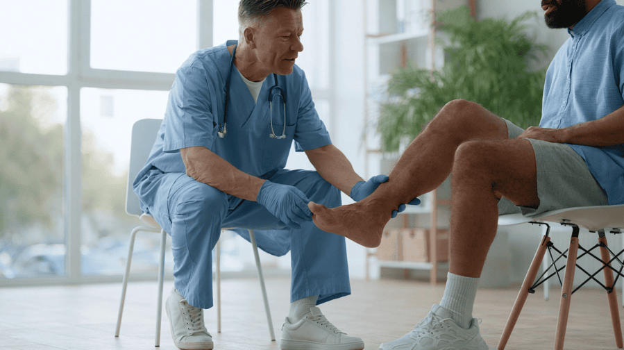 Dokter bekijkt voet voor zwemmerseczeem